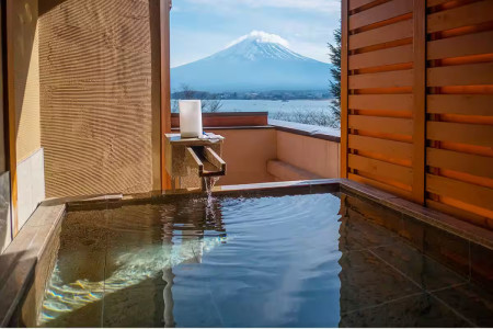 寧靜舒適的遠眺富士山